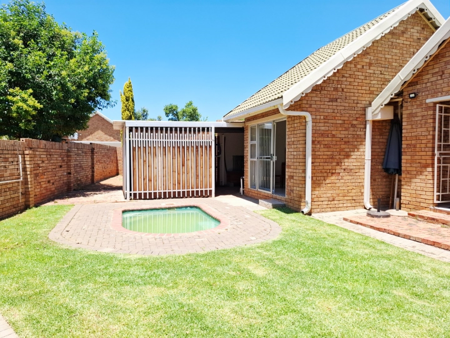 3 Bedroom Property for Sale in Langenhovenpark Free State